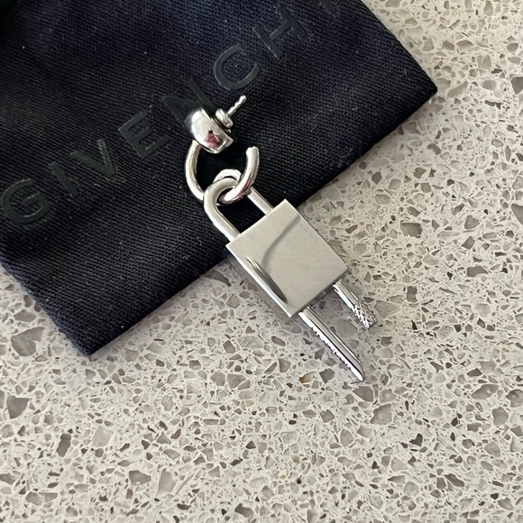 GIVENCHY 4G Padlock Earring - 💯 AUTHENTIC - Picture 4 of 7